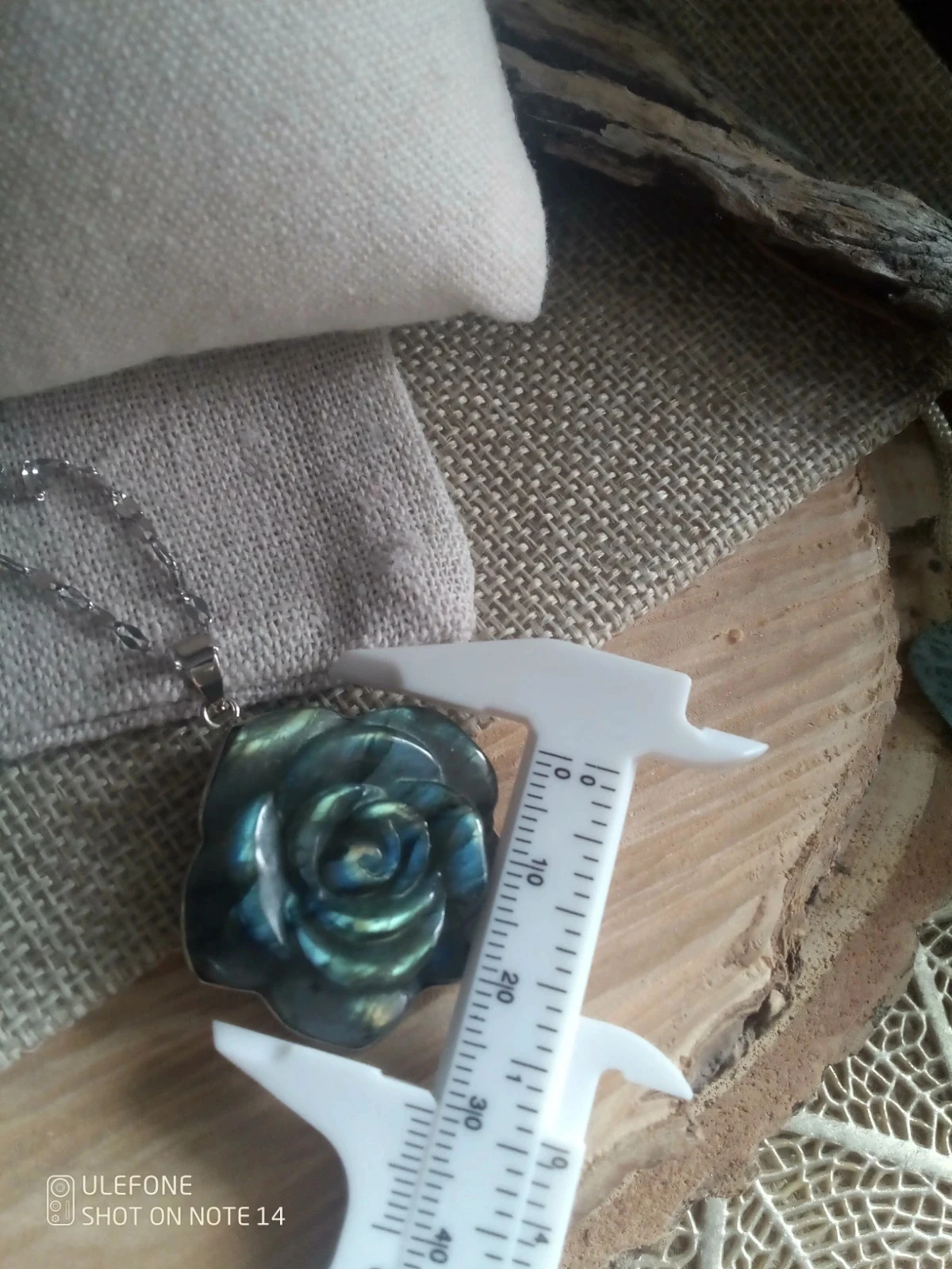 Collar con colgante de protección de piedra de labradorita tallada a mano en rosa – photo 2